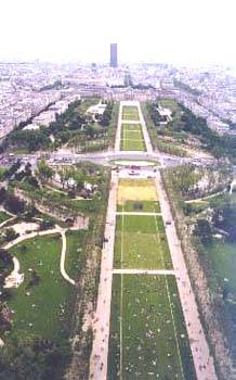 从艾菲尔铁塔上观巴黎美景