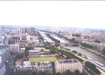 从艾菲尔铁塔上眺望巴黎城