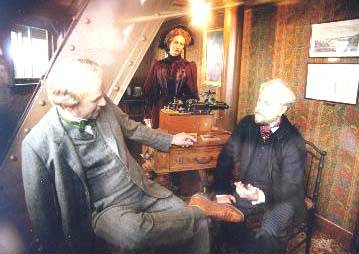 科学家爱迪生与建筑师艾菲尔的蜡像栩栩如生。蜡像摆放在艾菲尔铁塔上的一间展室中,游人只能隔着玻璃窗观望。因此,拍摄容易反光,拍得此片也实属不易。