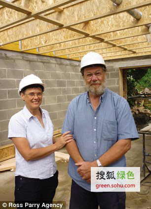 Ӣ���˽ܷ�Ϳ���&middot;��˹�ж��ڵ¹����������ͷ��ݣ�ͻ����У���Ƴ�Ӣʽ��ɫ���ܷ���