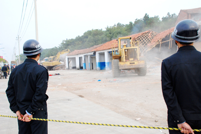 兰溪市城管局拆除违章建筑(图)