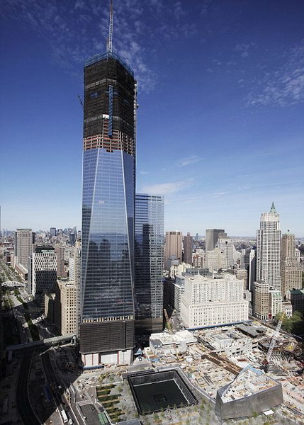  正文    在纽约市原世贸中心双塔遗址位置正在建设的世贸中心楼