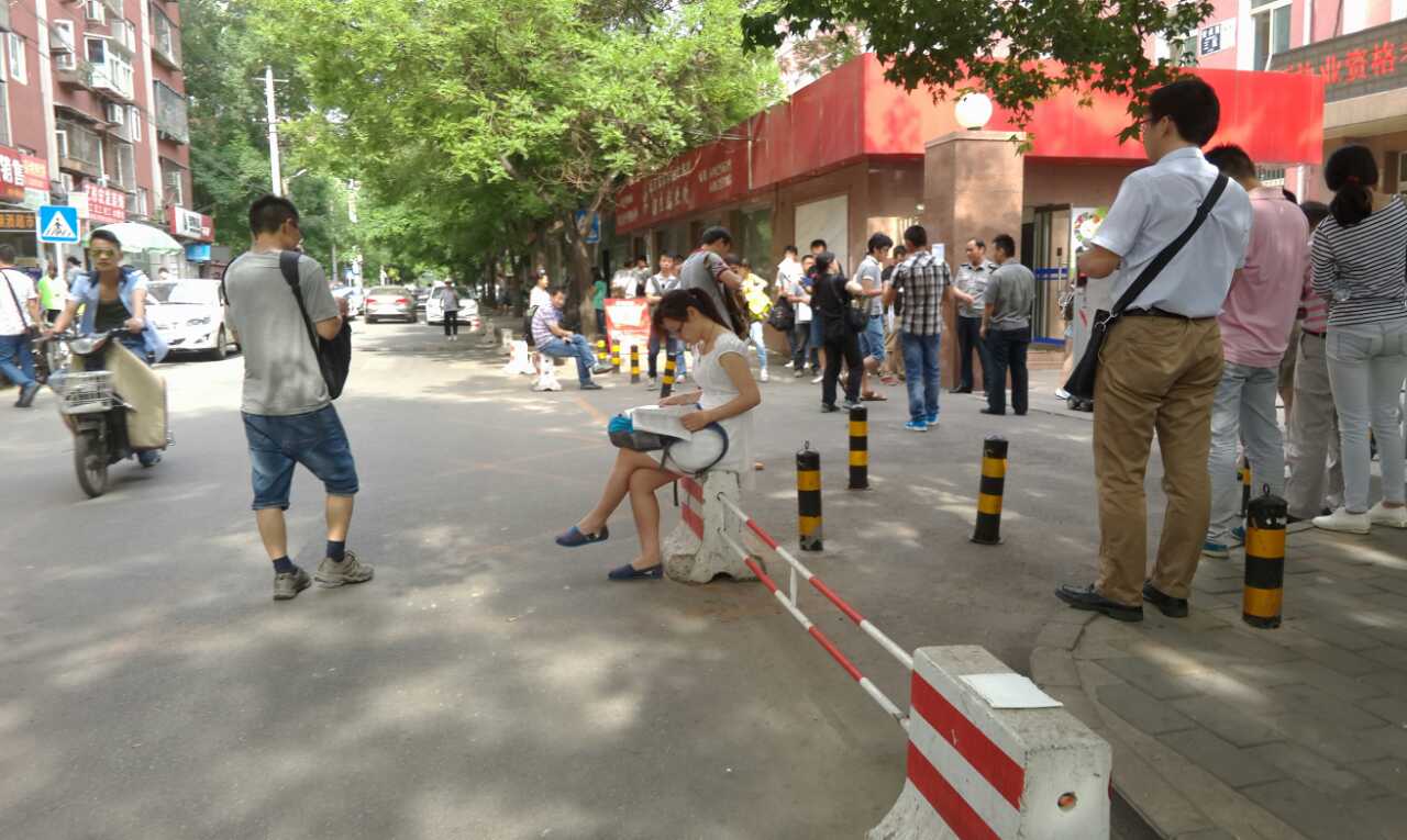 2015年二级建造师考试现场报道_建设工程教育网