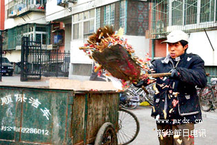 查维修基金黑洞:有关部门踢皮球 业主联合维权