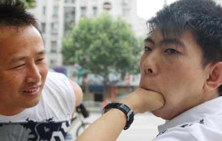 大嘴巴吞拳吞汤勺