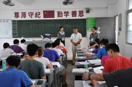 巡考组巡查考场秩序