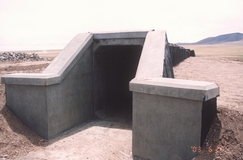 您的问题答复如下:     如下图:翼墙两侧及涵洞两